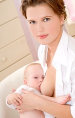Obraz na płótnie Canvas Matka karmienia jej piersią niemowlę