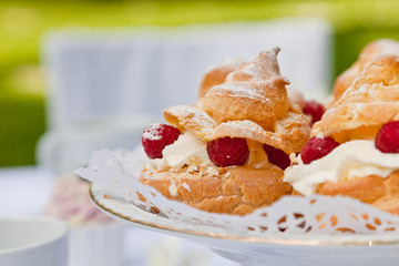 Windbeutel mit Himbeeren