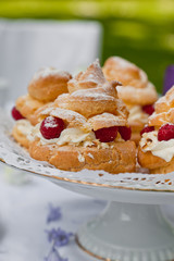 Tortenplatte mit Himbeerwindbeutel