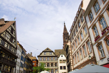 Fototapeta na wymiar Münster und Spanferkelmarkt - Straßburg - Elsass - Frankreich