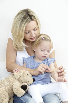 mutter und tochter mit pflaster