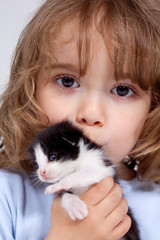 Enfant avec un chaton