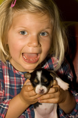 Kind mit Welpe