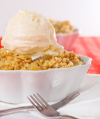 apple crumble with ice cream