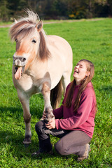 Frau mit Pony