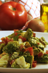 Insalata di avocado pomodori e uova con finocchietto