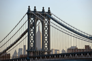 emipre state building through manhattan bridge