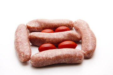 Grobe Bratwurst mit Cocktailtomaten