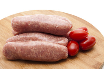 Rohe Bratwurst auf Schneidebrett
