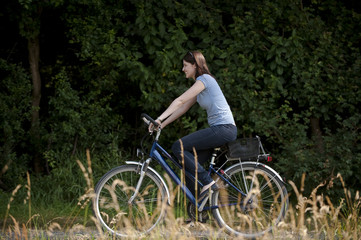 Junge Frau fährt Rad