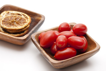 Cocktailtomate und Zitronenscheibe