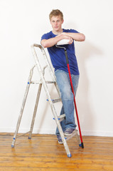 Junger Mann stolz mit Farbroller
