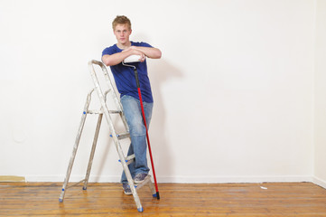 Junger Mann stolz mit Farbroller