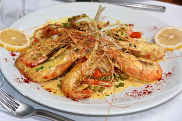 plat cuisiné : gambas sur macédoine de légumes au curry