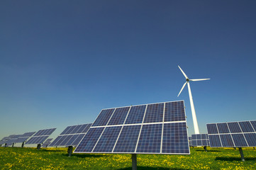 Windrad und Solarzellen