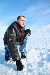 Fototapeta na wymiar Człowiek skoncentrowany wygląda zimą w kucki w niebie