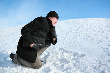 Fototapeta na wymiar Youth leaning on one knee on snow of gravitate forward