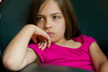pensive sur le canapé