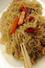 Spaghetti di soia alle verdure