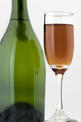 Botella con copa de vino