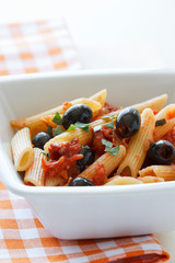 Rigatoni mit Oliven und Tomaten