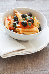 Rigatoni mit Oliven und Tomaten