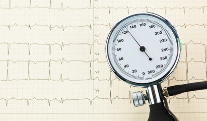 Blutdruckmessgerät und EKG Kurve