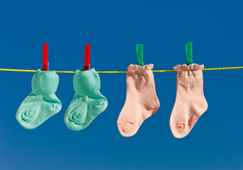 Baby Socken auf Wäscheleine