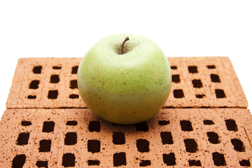 Apfel auf Ziegelstein