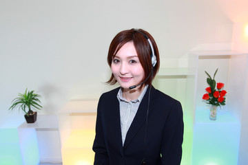 ヘッドセットをつけた笑顔のオペレーター