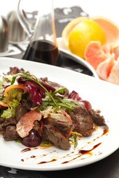 Beef with grapefruit and rucola salad