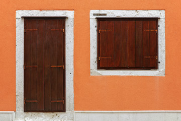 Obraz na płótnie Canvas Drzwi i okna ustawić w pomarańczowej ścianie w Skradin