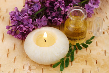 Obraz na płótnie Canvas Aromaterapia - liliowy, świeca i olej na zapach kory brzozy
