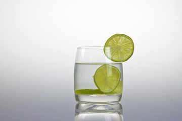 Glas mit Zitronenwasser