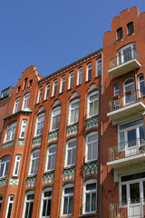 Fototapeta na wymiar Mehrfamilienhaus mit Balkonen