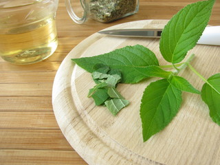 Zubereitung von Tee mit Ananassalbei