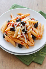 Rigatoni mit Oliven und Tomaten