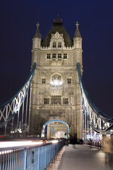 Obraz premium Traffic on The Tower Bridge at night in London, UK