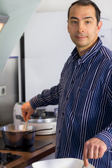 homme en cuisine