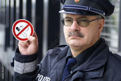 "Polizist zeigt ein Rauchverbotsschild" Stockfotos und ...