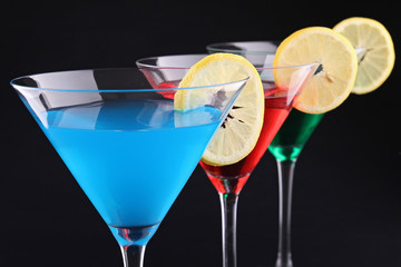 cocktails sur fond noir