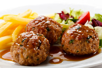 Roasted meatballs, chips and vegetable salad