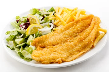 Crédence de cuisine en verre imprimé Plats de repas Fish dish - fried fish fillet, French fries with vegetables
