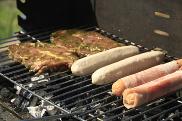 Würstchen auf dem Grill