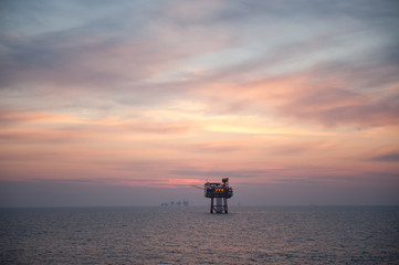 Naklejka premium Oil rig at sunset