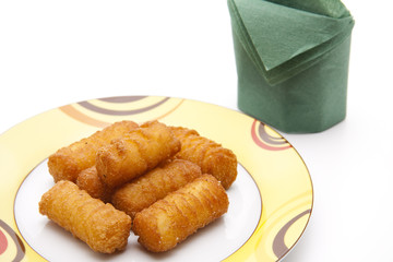 Kroketten auf Teller mit Serviette