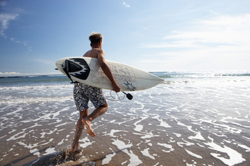 Boy surfing - obrazy, fototapety, plakaty