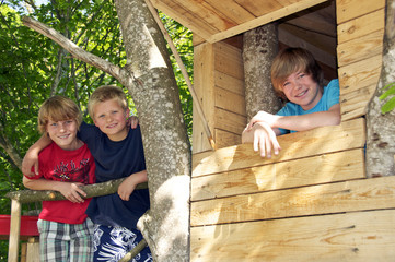 Gruppe Kinder im Baumhaus