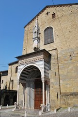 Fototapeta na wymiar Mały fasada kościoła, starego miasta, Bergamo, Lombardia, Włochy