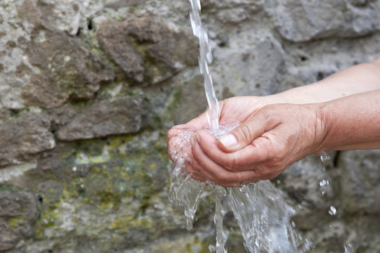 Mains sous l'eau